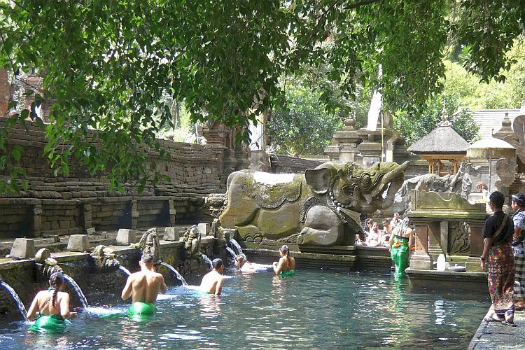 Bali - Reinigung im Wasser